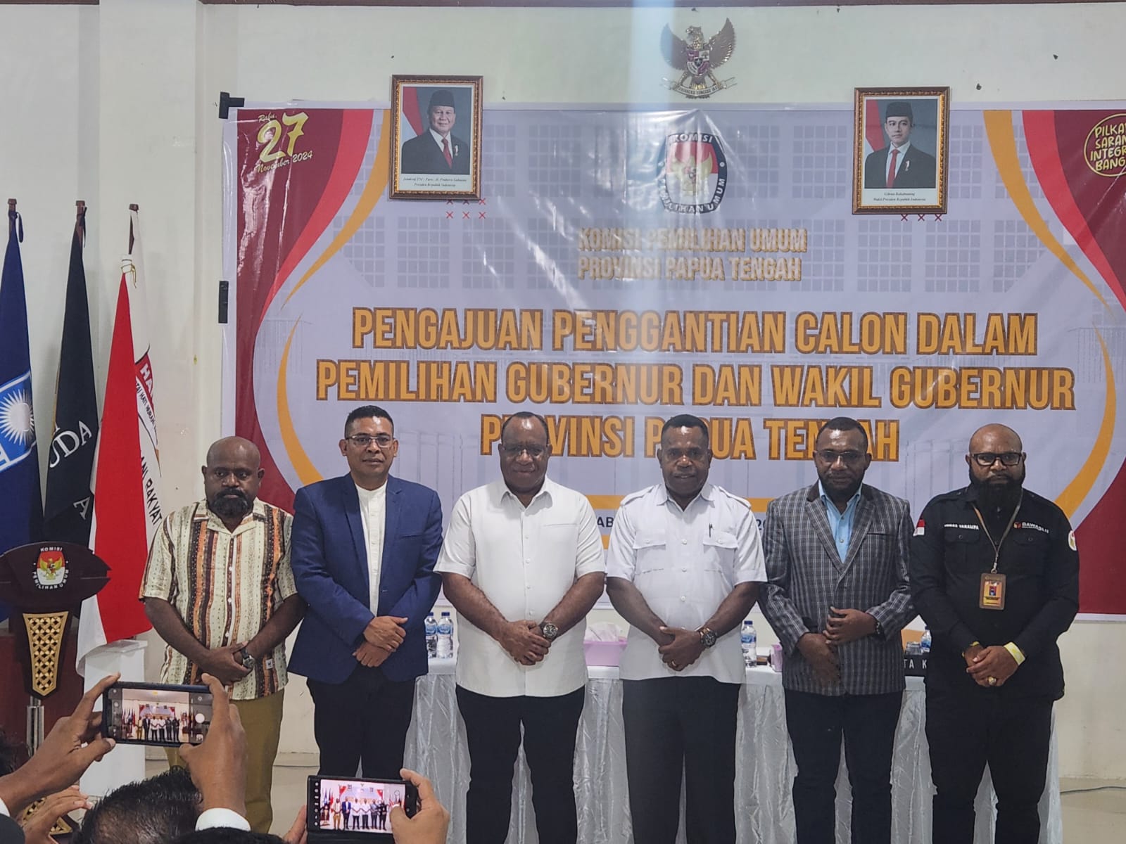 Agustinus Anggaibak Didampingi Cagub Nomor urut 1 Beserta Tim Pemenangan dan Partai Koalisi Mendaftar Ke KPU Papua Tengah Gantikan Almarhum Ausilius You. (Istimewa)