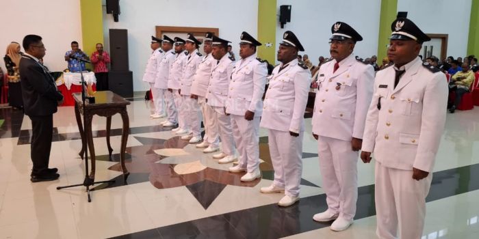 Pj Wali Kota Jayapura, Chrisitian Sohilait, melantik 6 pejabat tinggi definitif di lingkungan Pemkot Jayapura, Kamis (24/10/2024).