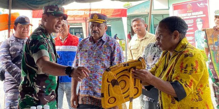 Kepala Dinas Pariwisata Kabupaten Nabire, Martina Deba mempromosikan suvenir kearifan lokal Papua di Nabire, Papua Tengah.