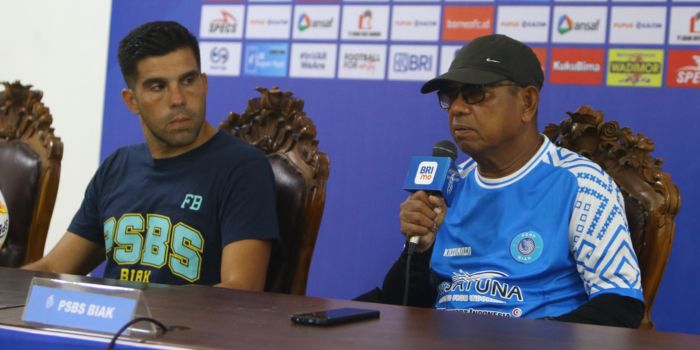 Pelatih PSBS Biak, Emral bin Bustamam (kanan), bersama Kapten PSBS Biak, Fabiano Beltrame (kiri) jelang laga PSBS Biak lawan Borneo FC Samarinda di Stadion Batakan Balikpapan, Jumat (25/10/2024) nanti