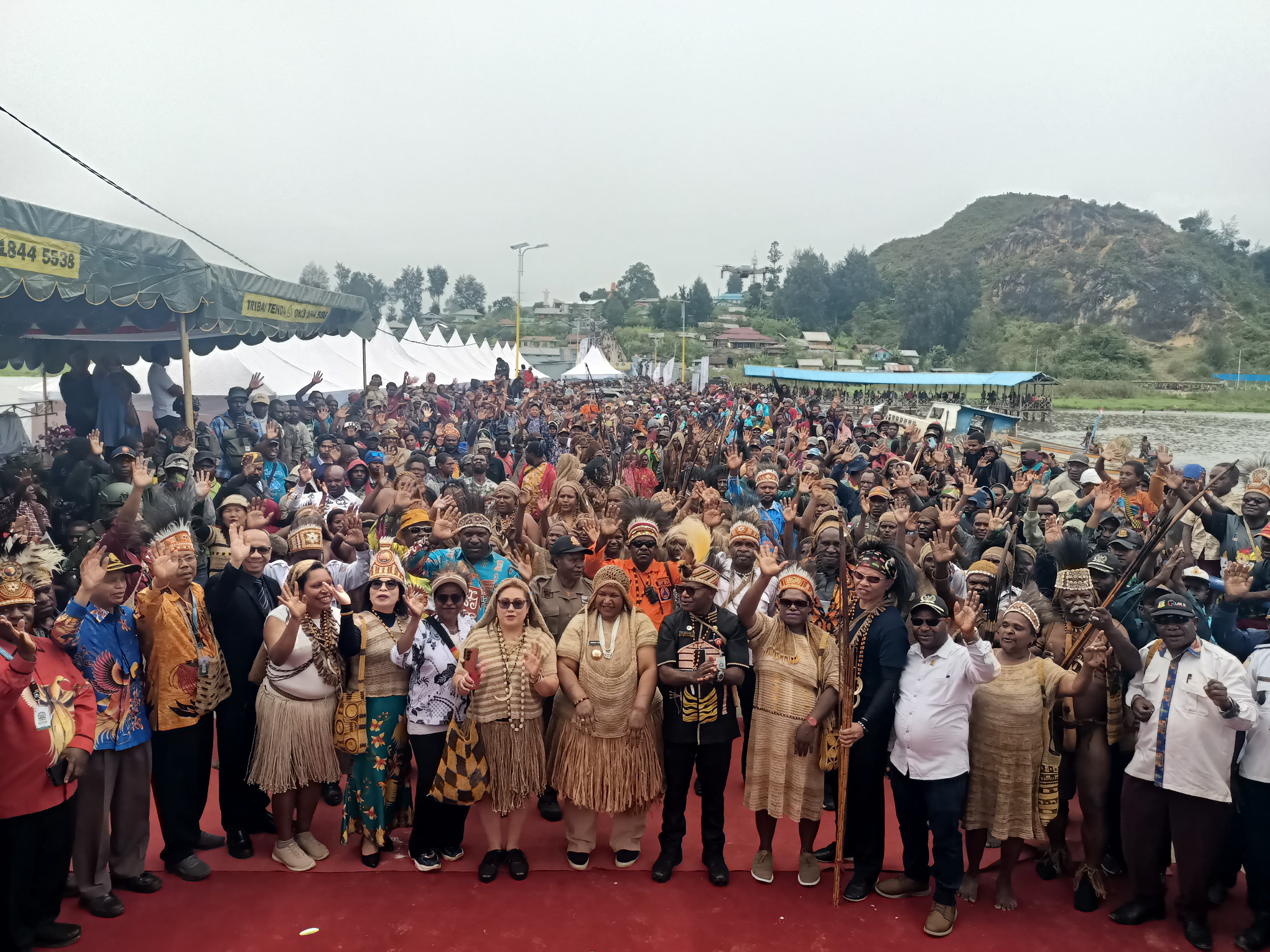 Plt Assisten I Setda Papua Tengah, Dr. Menase Kadepa didampingi Pj Bupati Paniai, Dr. Martha Pigome dan Sekda Paniai Denci Meri Nawipa, bersama masyarakat menyaksikan pembukaan Festival Danau Paniai.