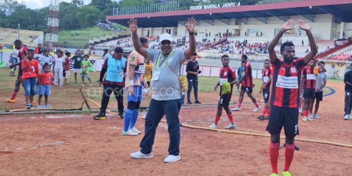 Manajer Persipura Abisai Rollo selebrasi kemenangan timnya bersama para suporter usai laga melawan Persewar di Stadion Mandala Jayapura, Sabtu (26/10/2024).