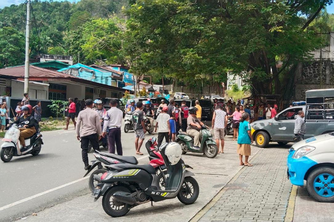 Aparat kepolisian ketika berdialog dengan warga yang bertikai di Polimak, Kota Jayapura, Selasa (29/10/2024) pagi. (Foto: Humas Polresta)