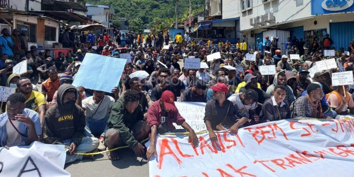 Aksi demo ratusan mahasiswa menolak program transmigrasi Presiden Prabowo Subianto di Papua. Aksi ini digelar di Lingkaran Abepura, Kota Jayapura, Papua, Senin (4/11/2024).