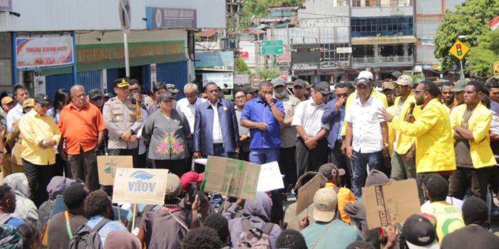 DPR Papua menerima aspirasi massa terkait penolakan transmigrasi di Papua. Aksi ini berlangsung di Lingkaran Abepura, Kota Jayapura, Senin (4/11/2024).