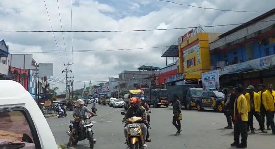 Kondisi lalu lintas di tengah aksi demo di Lingkaran Abepura, Kota Jayapura, Senin (4/11/2024).