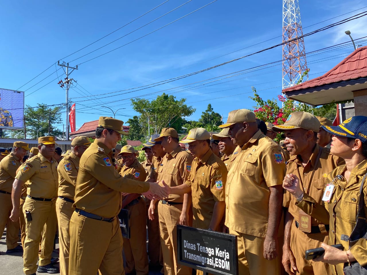 Pj Gubernur Papua Tengah Anwar Damanik berjabat tangan bersama ASN usai apel pagi, Senin (4/11/2024).