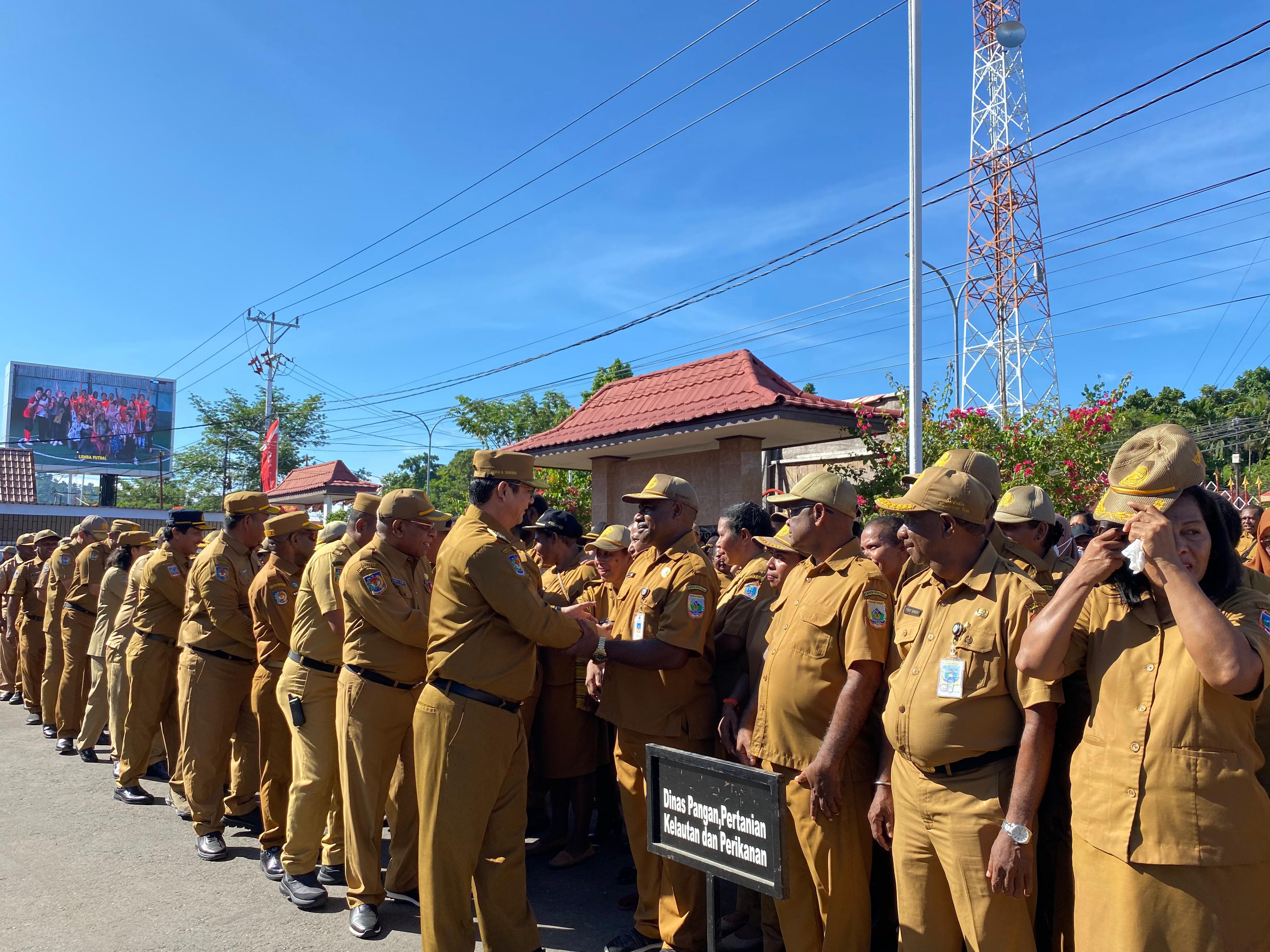 Pj Gubernur Papua Tengah Anwar Damanik berjabat tangan bersama ASN usai apel pagi, Senin (4/11/2024).