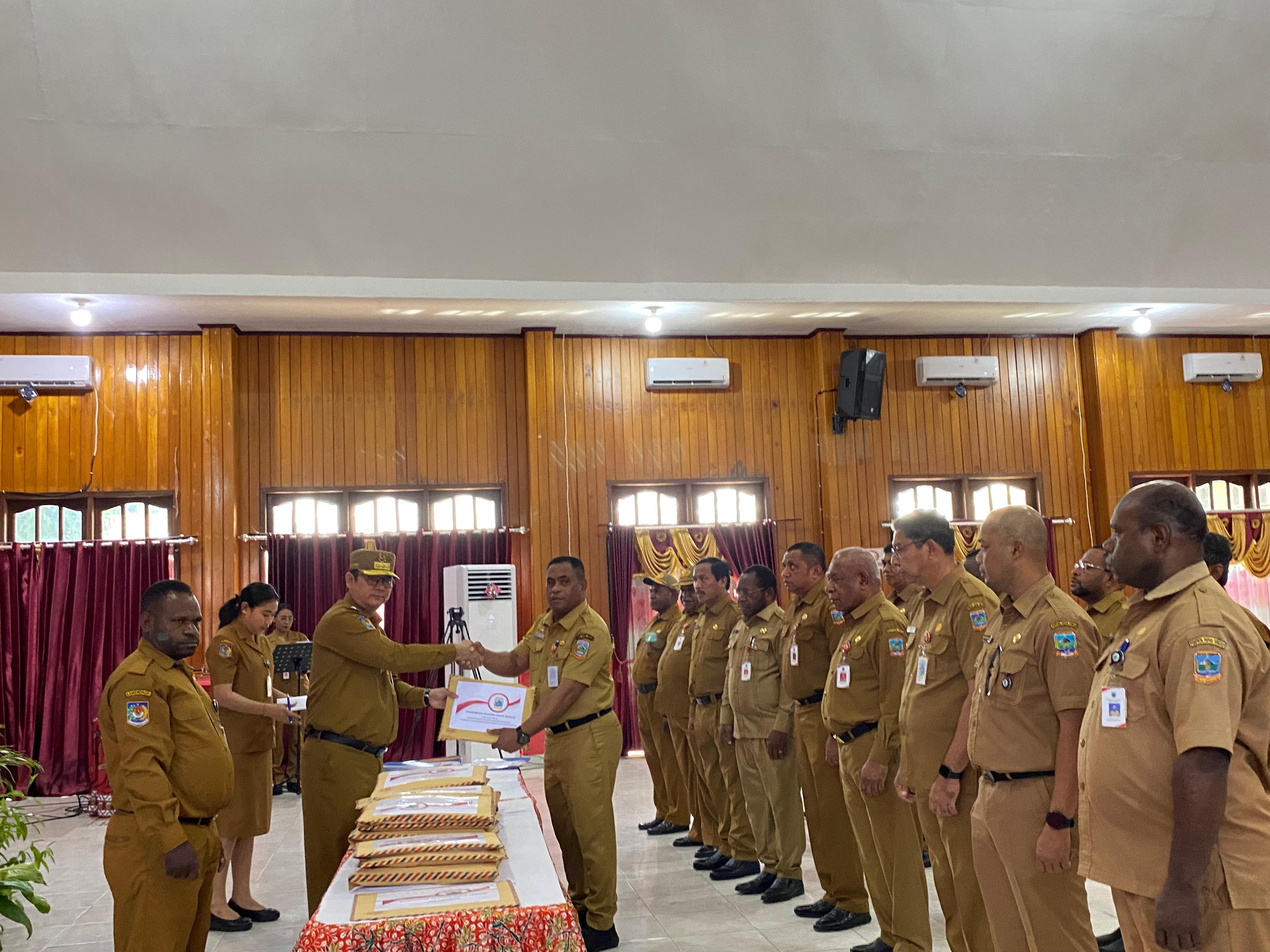 Pj Gubernur Papua Tengah, Anwar Harun Damanik menyerahkan DPA Perubahan kepada 22 OPD di lingkungan Pemerintah Provinsi Papua Tengah di Aula Kantor Gubernur,  Senin (4/11/2024).