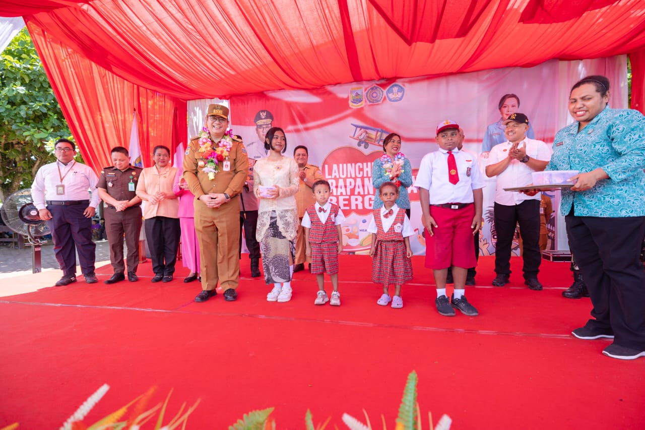 Pj. Gubernur Papua Tengah, Anwar Harun Damanik didampingi Penjabat Ketua TP-PKK Provinsi Papua Tengah Yosina Anwar Damanik dan sejumlah Forkopimda saat mengikuti launching program sehat bergizi.
