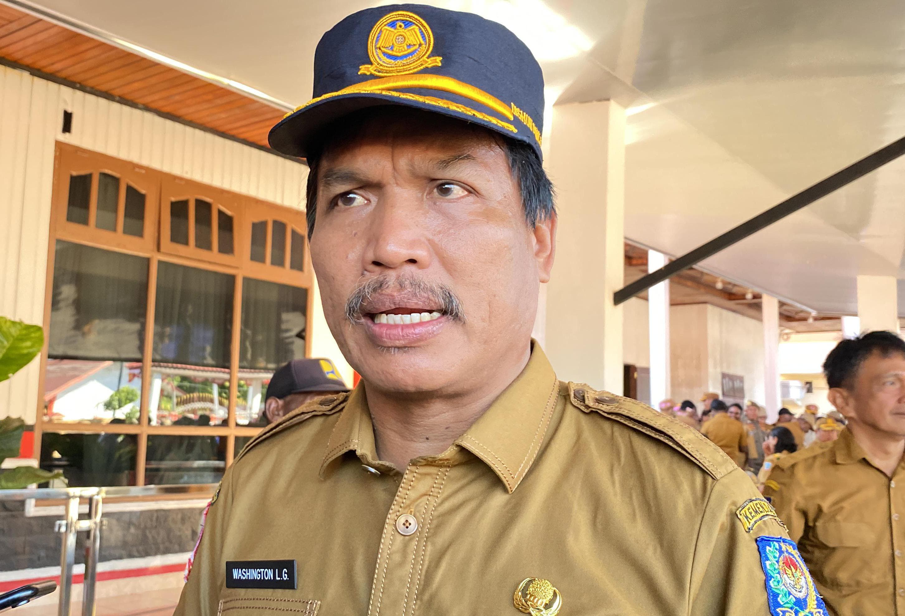 Kepala Dinas Perhubungan Papua Tengah, Washington Lumban Gaol memberikan keterangan kepada media di halaman kantor Gubernur Papua Tengah. (Theresia/Cepos)