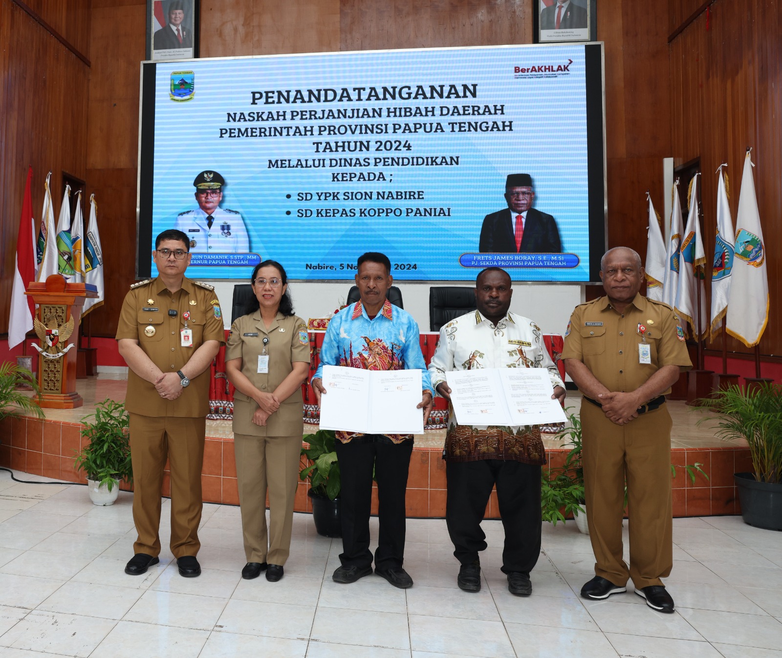 Pj. Gubernur Papteng, Anwar Harun Damanik (Kiri), Pj. Sekda Papua Tengah, Frets Boray (Kanan), Plt. Kepala Dinas Pendidikan (Kedua dari kiri) foto bersama penerima bantuan