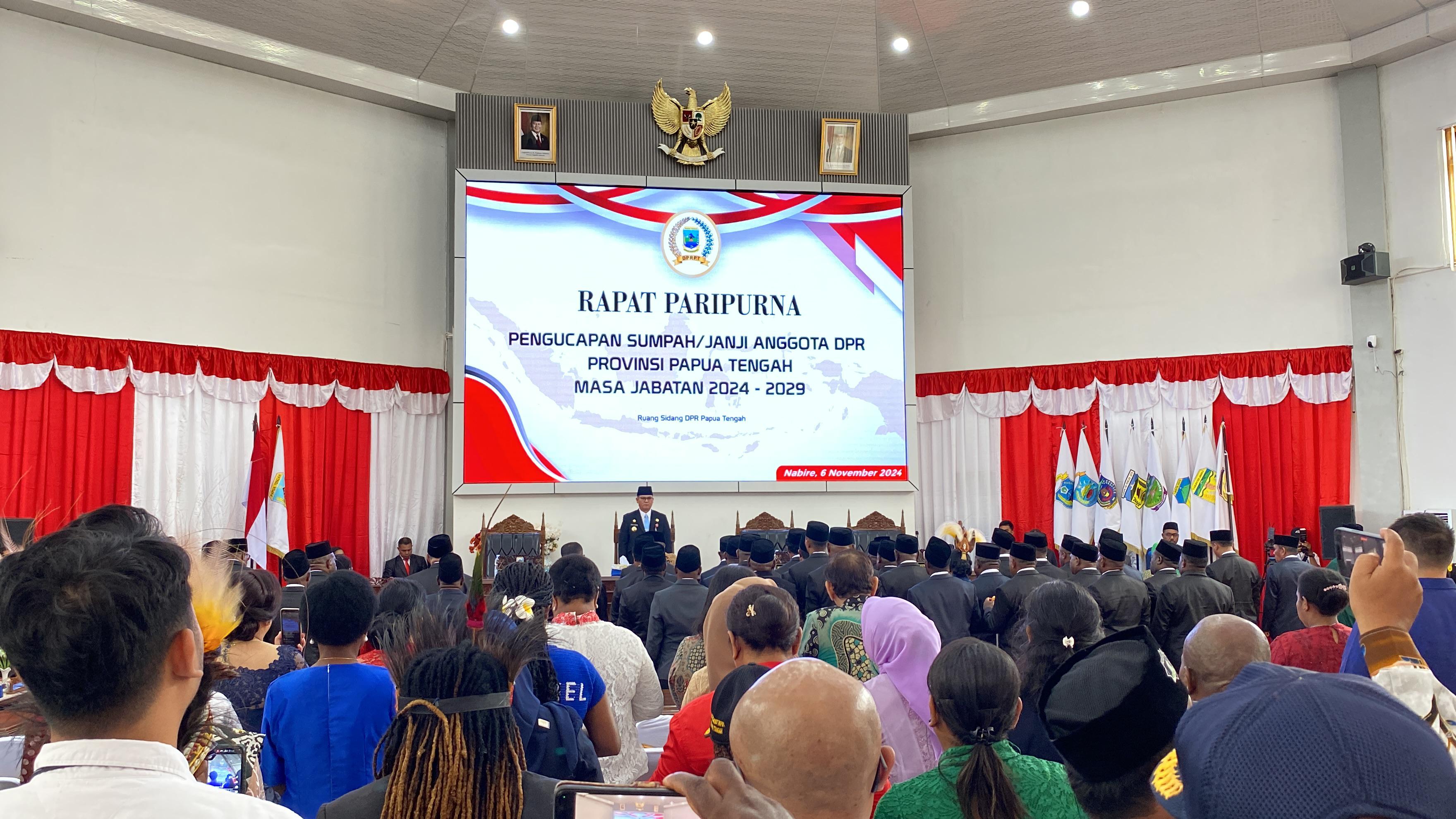 &nbsp;  Caption : 40&nbsp; Anggota DPR Papua Tengah saat melakukan sumpah janji di Paula Sekwan Papua Tengah (Theresia/Cepos).  &nbsp;