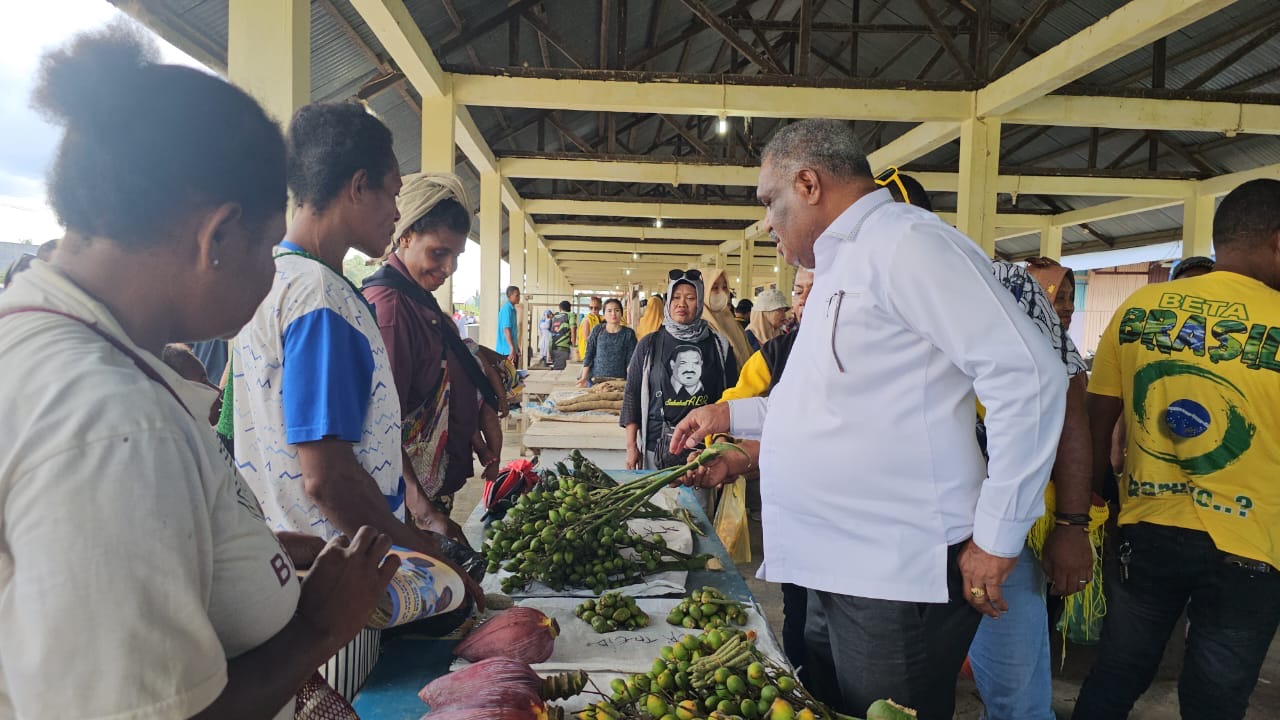 Calon Wali Kota Jayapura Abisai Rollo blusukan di Pasar Koya Timur Kota Jayapura, Kamis (7/11/2024)