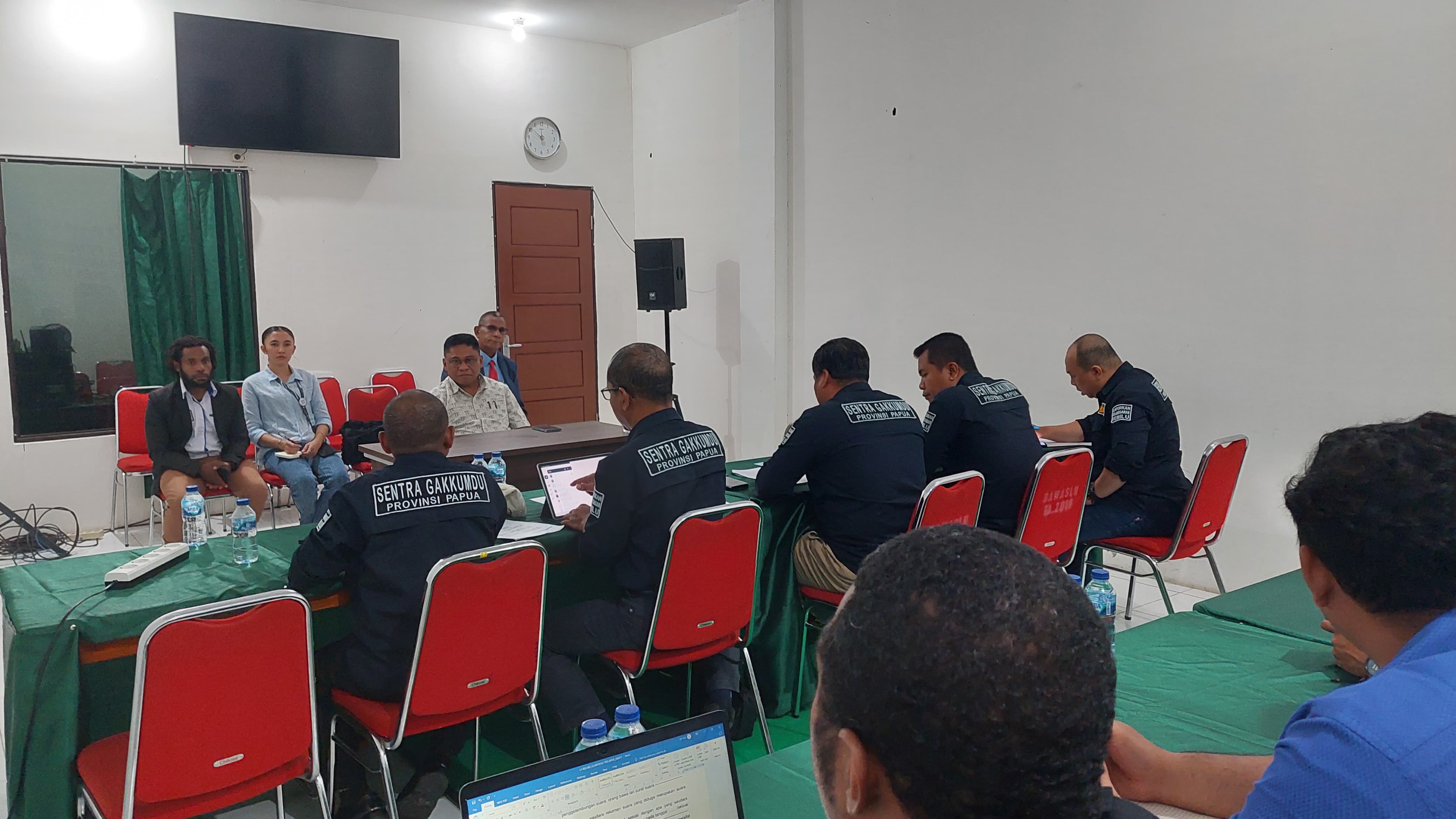 Pj Wali Kota Jayapura Christian Sohilait penuhi panggilan Bawaslu terkait rekaman 9 menit.