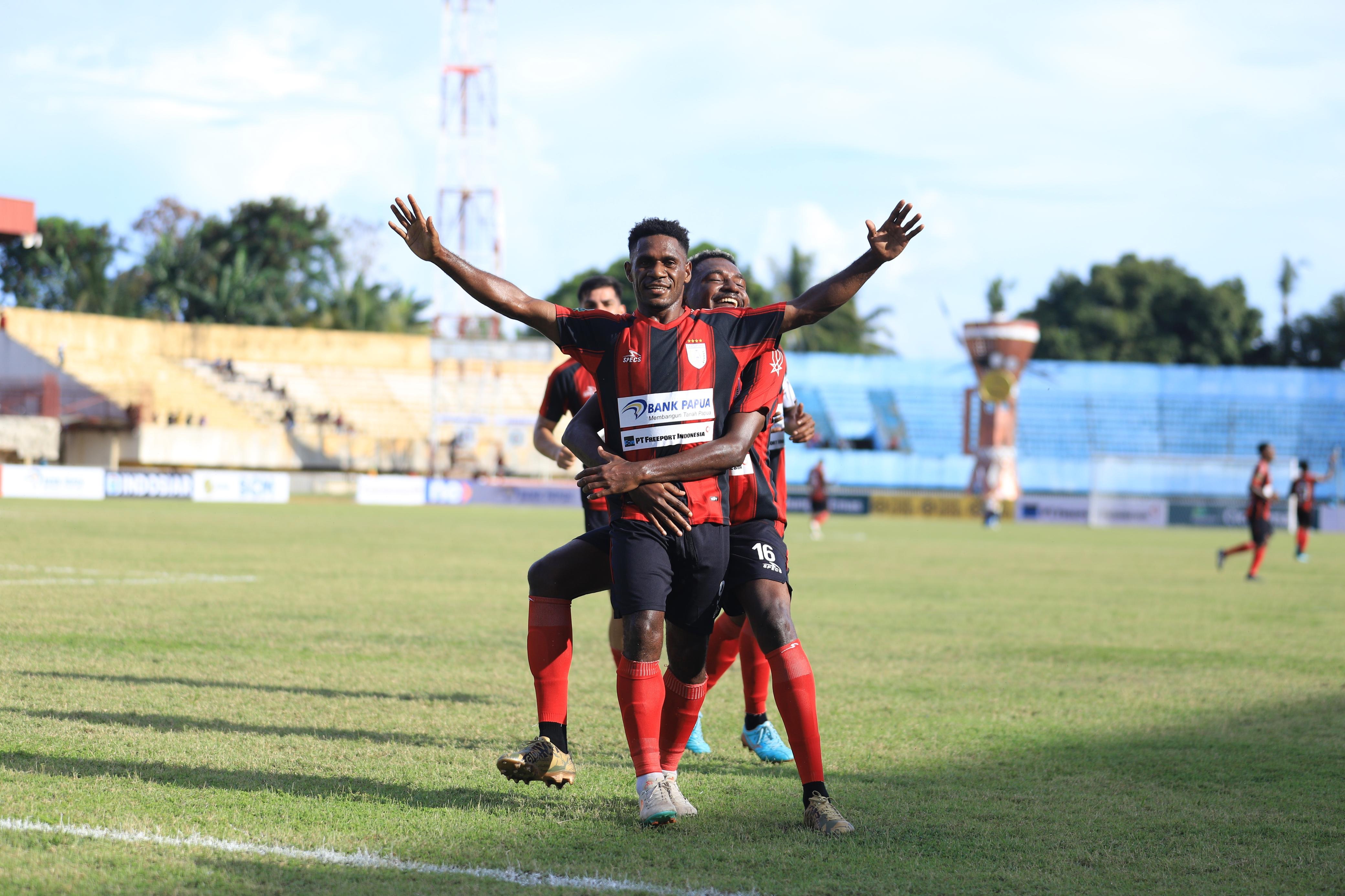 Arodi Uopdana berselebrasi bersama rekan rekannya usai mencetak dua gol bagi Persipura.