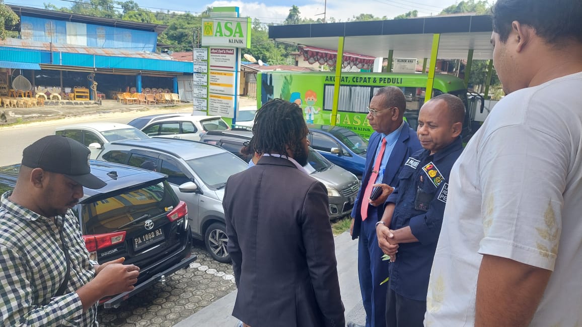 Kuasa hukum Pj Wali Kota Jayapura di Kantor Bawaslu Papua, Sabtu (9/11/2024).