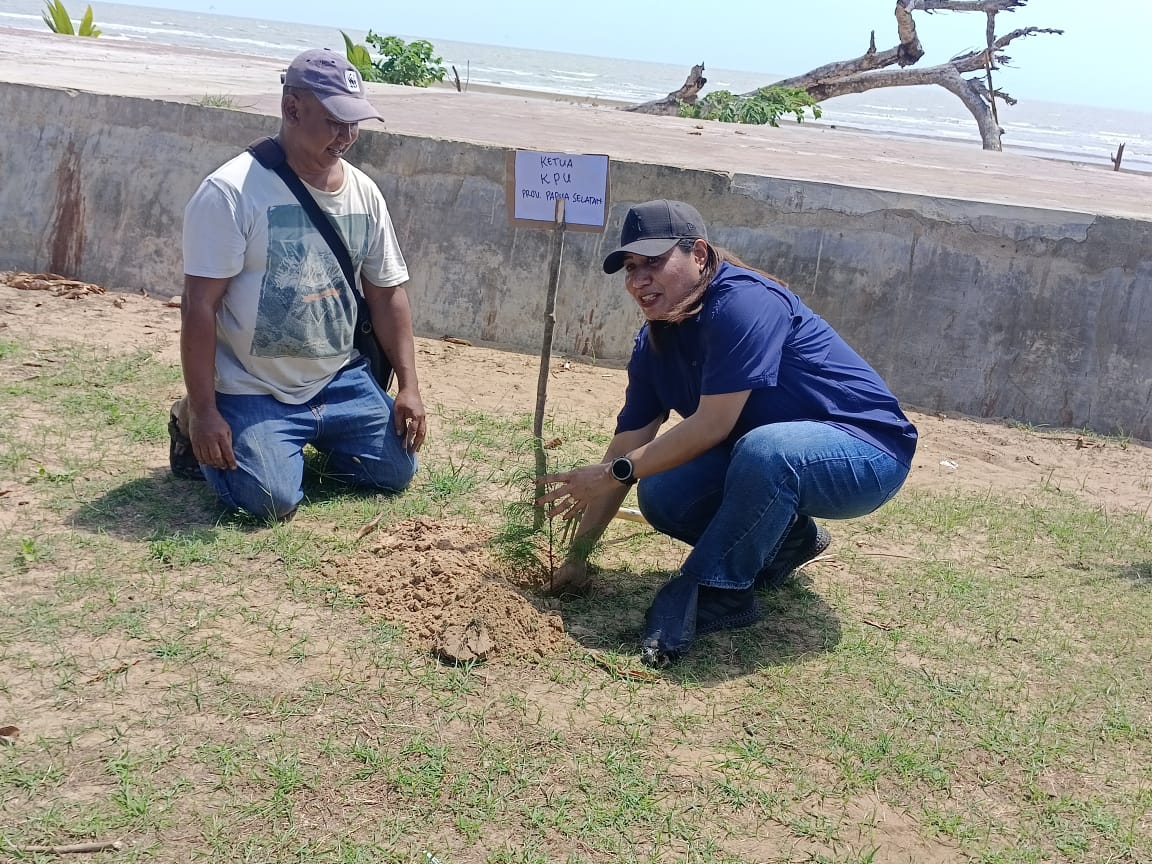 Ketua  KPU Provinsi Papua Selatan Theresia Mahuze saat melakukan penanaman pohon di Pantai Kampung Wendu, Distrik Semangga Merauke, Sabtu (09/11/2024)