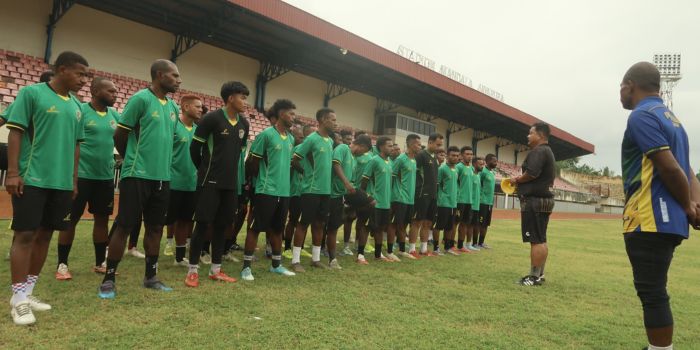 Skuat Persewar Waropen saat mendapat pengarahan tim di Stadion Mandala Jayapura.
