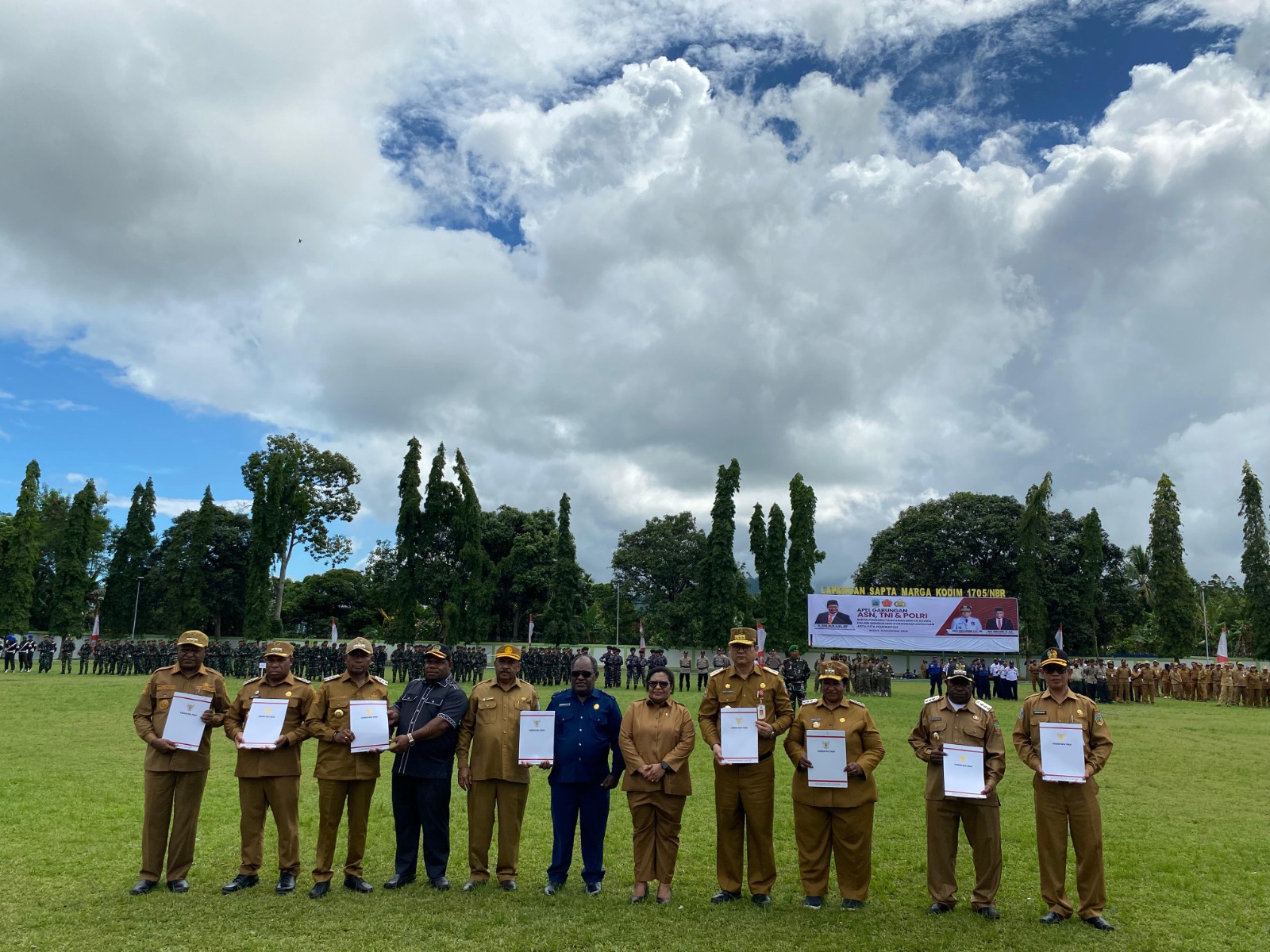 Wamendagri Ribka Haluk, Pj Gubernur Papteng Anwar Harun Damanik, delapan Pemkab Se-Papteng menandatangani komitmen mendukung program unggulan Asta Cita di Lapangan Sapta Marga Kodim 1705 Nabire.