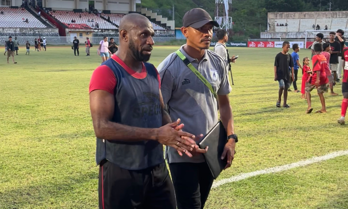 Pelatih Persipura, Ricardo Salampessy (kanan), bersama Striker Persipura, Boaz Solossa (kiri) usai pertandingan di Stadion Mandala Jayapura.