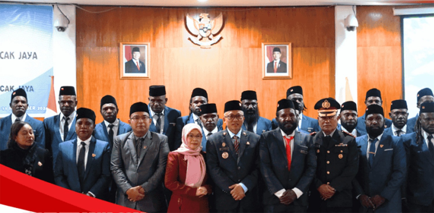 Anggota DPRD Puncak Jaya berpose bersama Pj Bupati Puncak Jaya Dr. Tumiran, S.Sos.,M.AP, dan Forkopimda usai pelantikan, Selasa (12/11) kemarin.