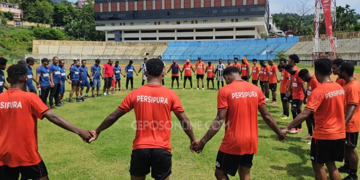Persipura Jayapura saat berlatih di Stadion Mandala.