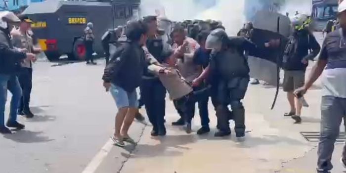 Seorang polisi digotong dan dilarikan ke rumah sakit usai menjadi korban aksi kekerasan di demo tolak transmigrasi, di Abepura, Kota Jayapura, Jumat (15/11/2024)