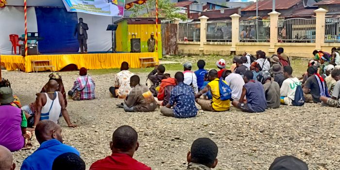 Aksi doa bersama digelar warga Mimika sebagai wujud penolakan terhadap transmigrasi ke Papua.