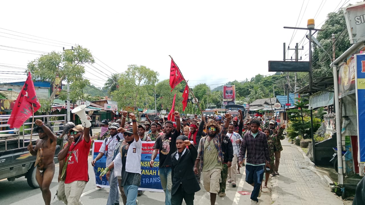 Aksi demo tolak transmigrasi di Abepura Jayapura, Papua,  Jumat (15/11/2024).