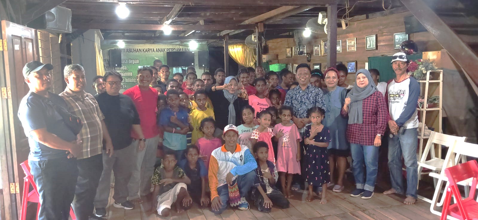Pengurus Alumni Belmog STMN Jayapura Angkatan 96 foto bersama anak-anak Panti Asuhan Karya Anak Perdamaian di Komba Sentani, Minggu (17/11/2024). (Foto/Amrullah for ceposonline.com)