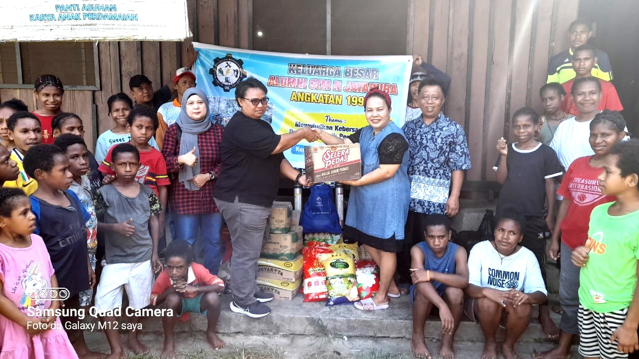 Wakil Ketua Alumni Belmog STMN Jayapura Angkatan 96, Suciati Damik, ST, MM didampingi pengurus ketika menyerahkan bantuan sembako kepada pengurus Panti Asuhan Karya Anak Perdamaian di Komba Sentani,