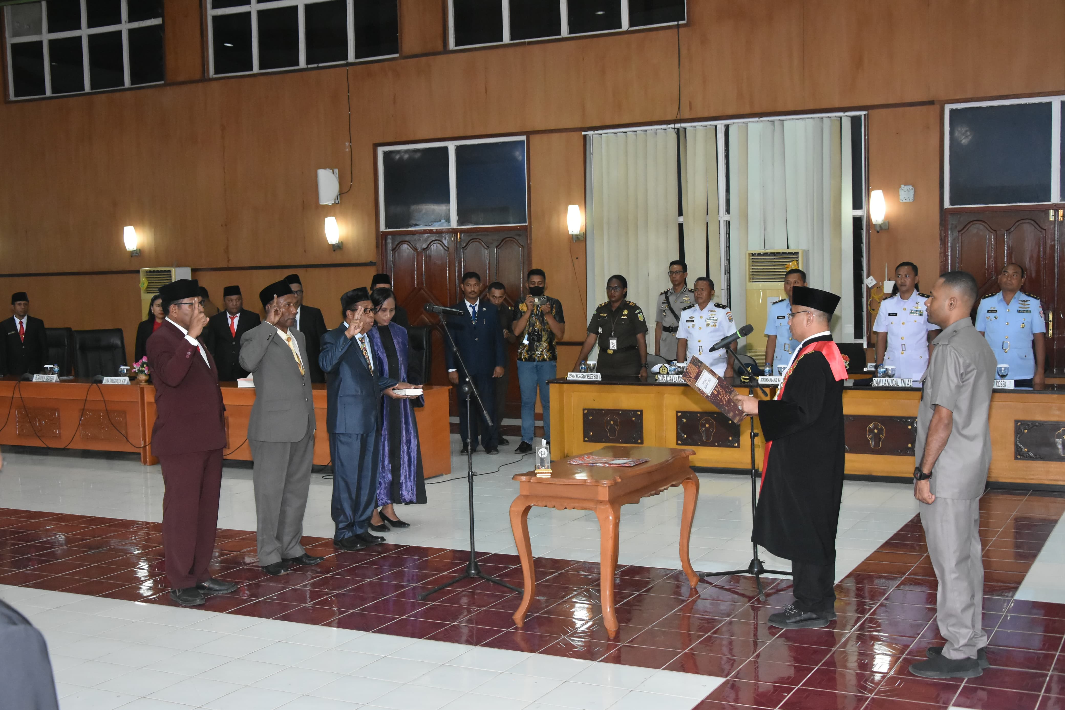Proses pelantikan Anggota DPRK Biak Numfor periode 2024-2029 berlangsung di Gedung DPRK, Jumat (15/11/2024).