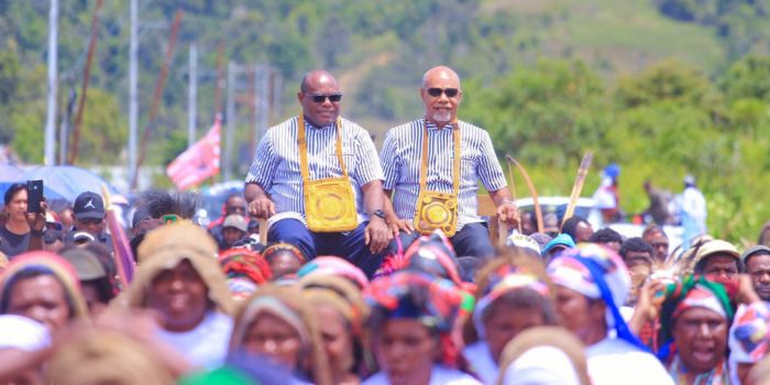 Paslon Calon Gubernur dan Wakil Gubernur Papua Tengah nomor urut 3, Meki Fritz Nawipa dan Deinas Geley (MeGe) saat ditandu massa menuju lokasi kampanye dari sekretariat relawan MEGE Kabupaten Dogiyai.