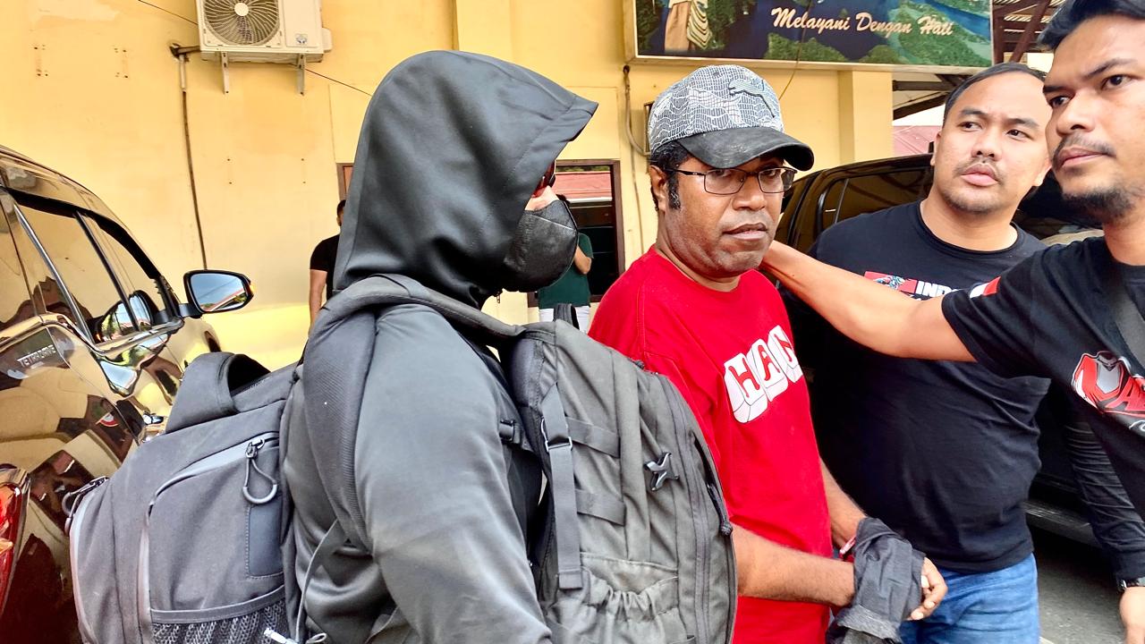 Eks Bupati Biak Numfor saat tiba di Polda Papua untuk dilakukan pemeriksaan lebih lanjut, pada Jumat (22/11/2024) pagi sekira pukul 10.30 WIT. Foto: Jimi cepos