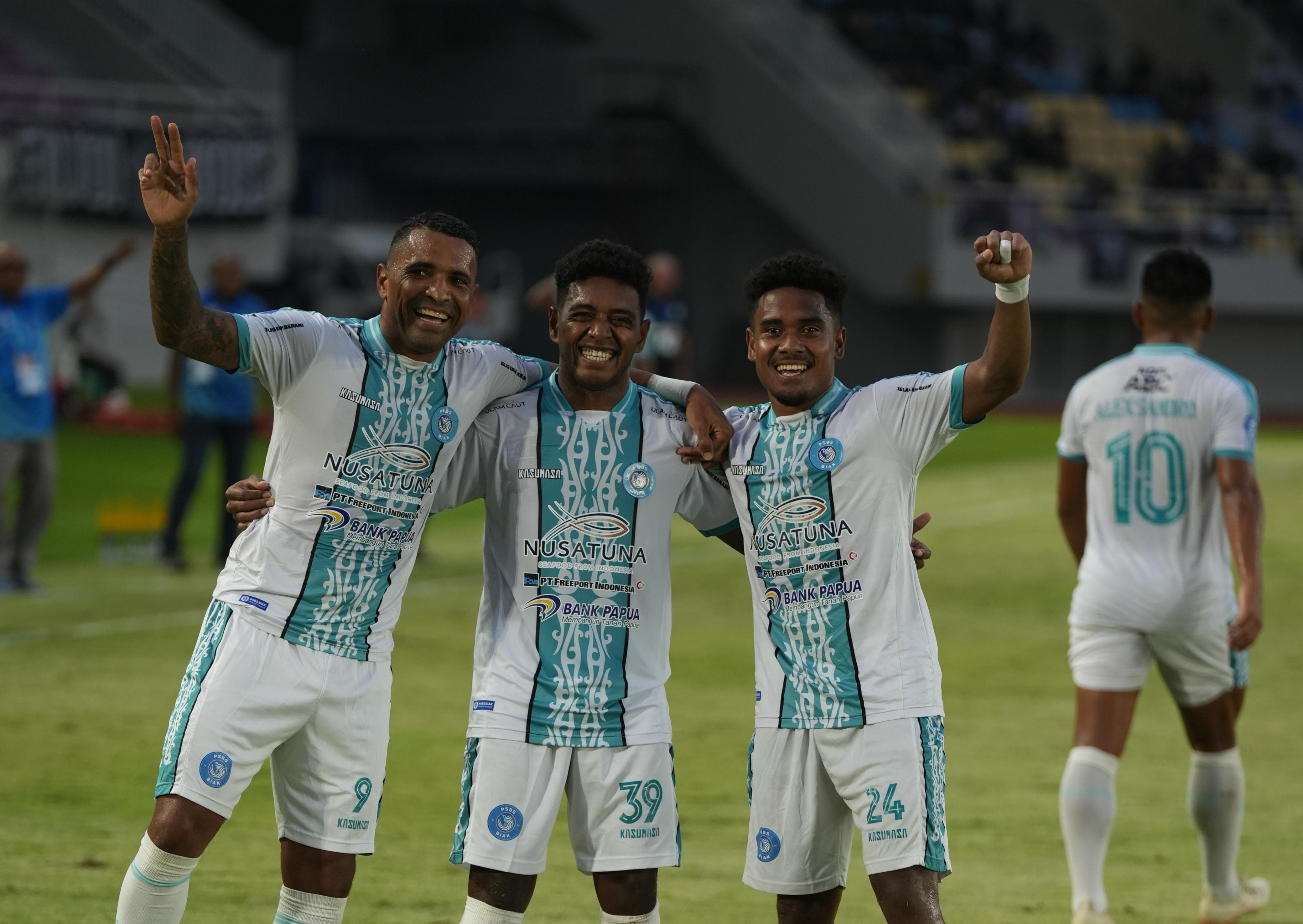 Kelly Sroyer bersama rekannya Beto Golcaves melakukan selebrasi usai mencetak gol kegawang PSS Sleman. (Foto: MO PSBS Biak)