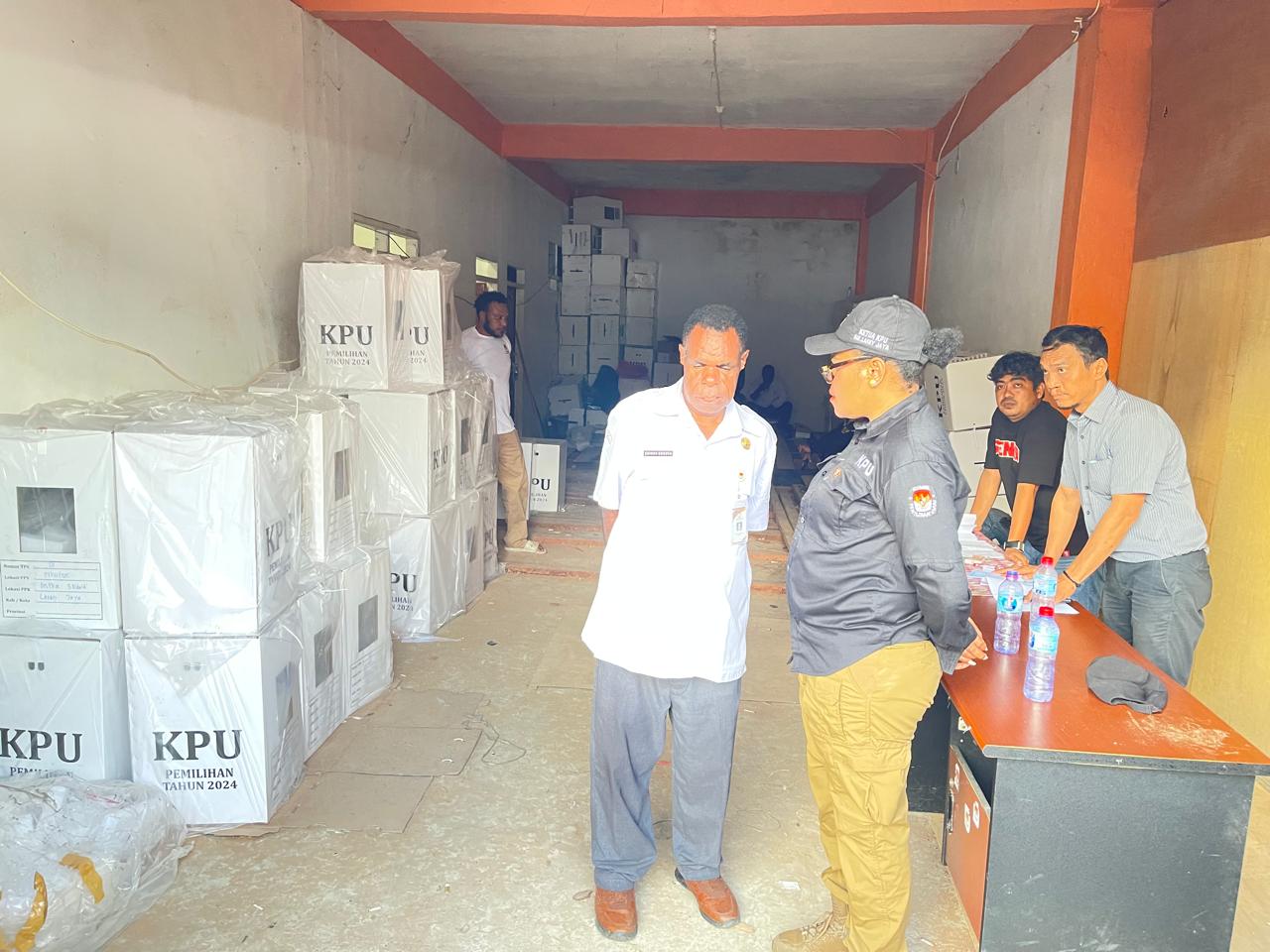 Ketua KPU Lanny Jaya Aminastri Kogoya memeriksa Gudang Logistik KPU Lanny Jaya di Tiom Senin (25/11/2024). (CENDERAWASIH POS/Deni Tonjau)