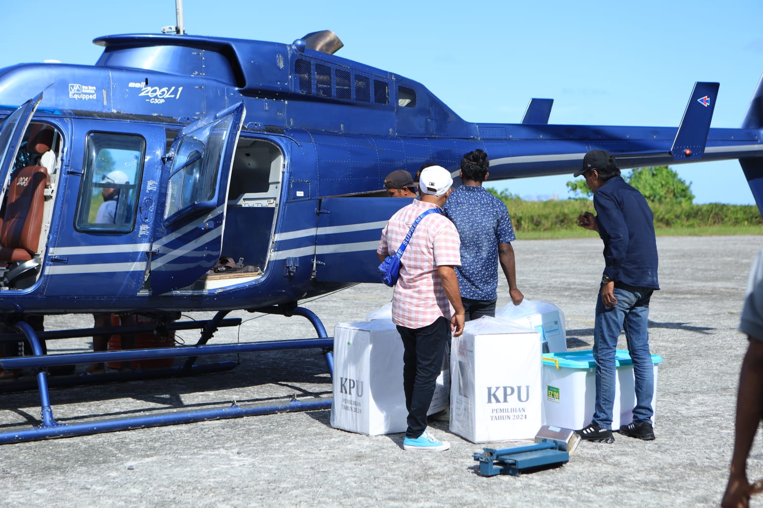 Proses pendistribusian logistik Pilkada ke Distrik Apawer Hulu Kabupaten Sarmi dengan menggunakan helikopter, Senin (25/11/2024).Humas dan protokoler