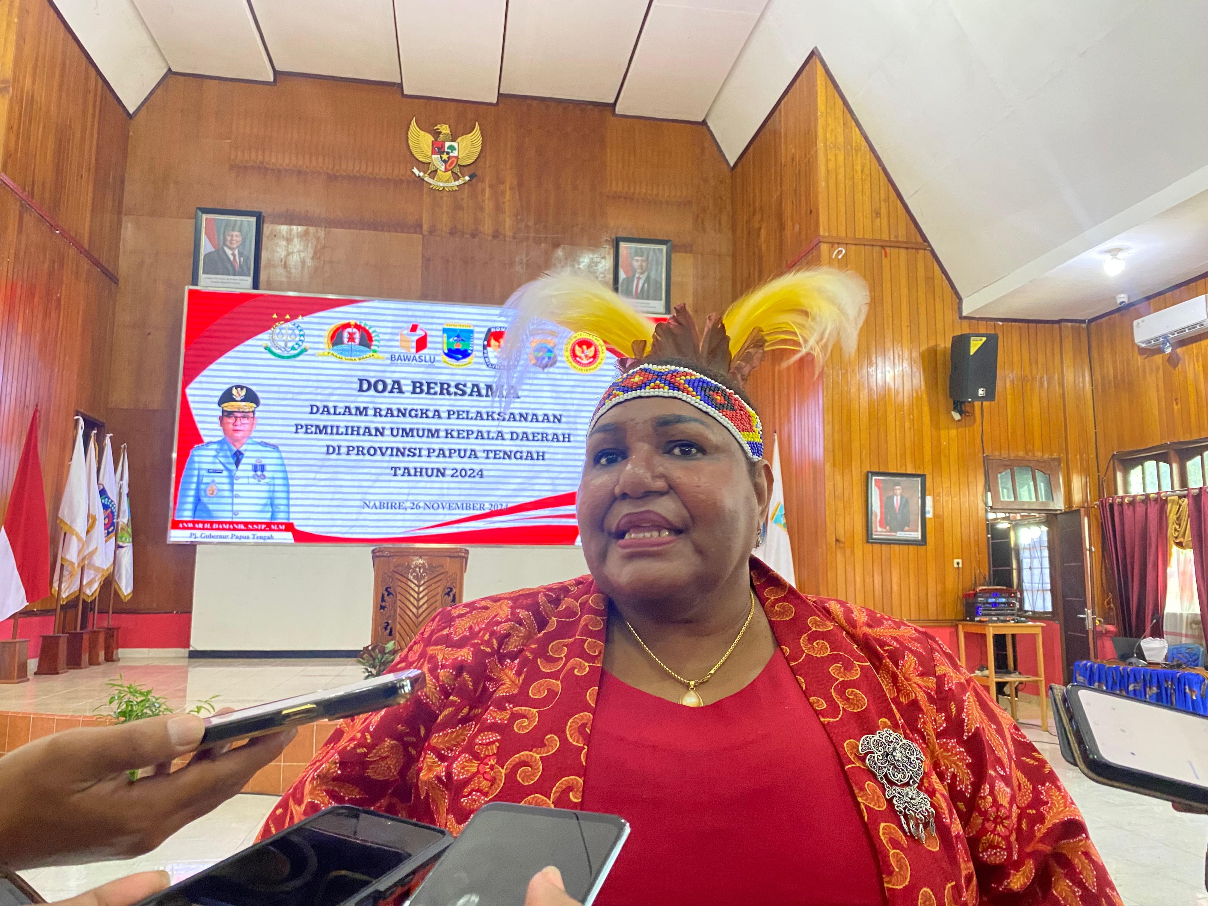 Ketua KPU Papua Tengah, Jennifer Darling Tabuni saat memberikan keterangan kepada pers usai mengikuti Doa bersama dalam rangka kesiapan pelaksanaan Pilkada. (CENDERAWASIH POS/Theresia F. Tekege)