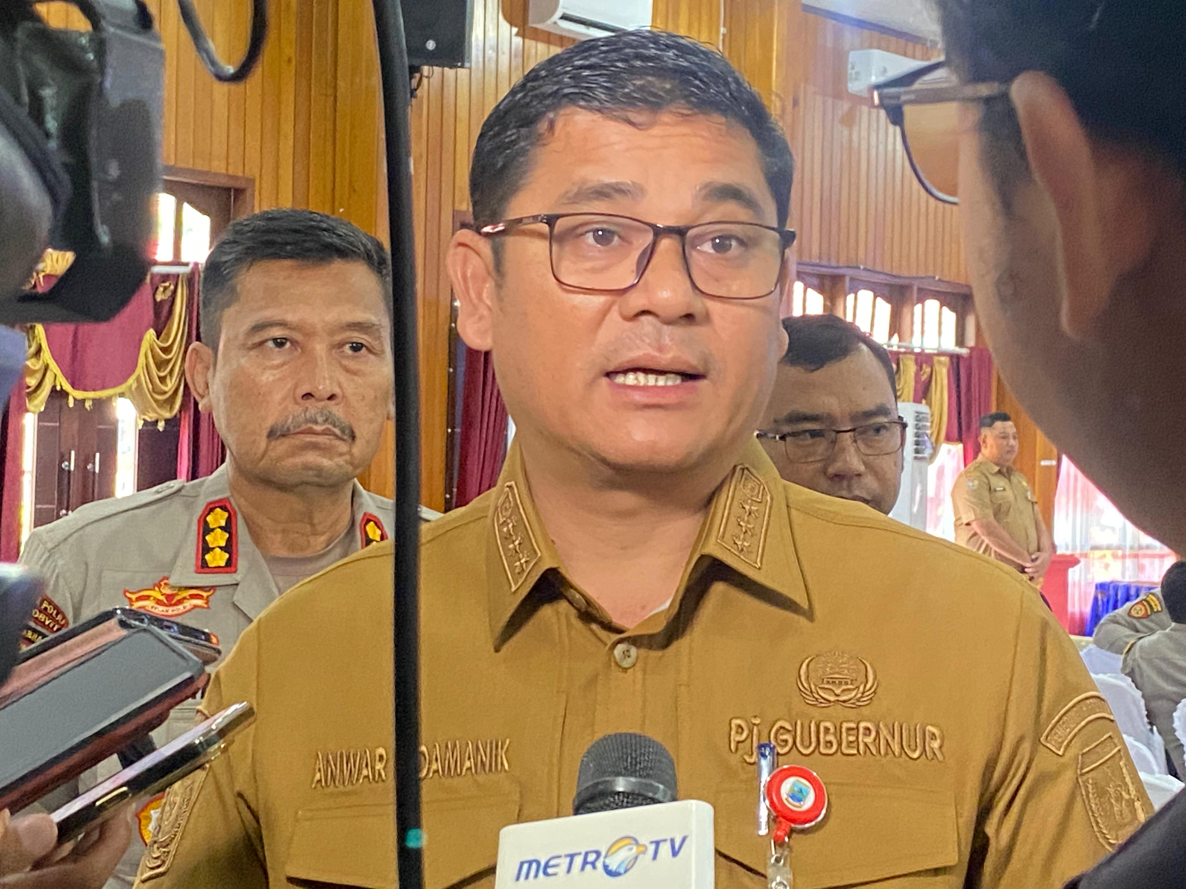 Pj. Gubernur Papua Tengah, Anwar Harun Damanik saat memberikan keterangan kepada pers di Kantor Gubernur Papua Tengah. (CENDERAWASIH POS/Theresia F. Tekege)