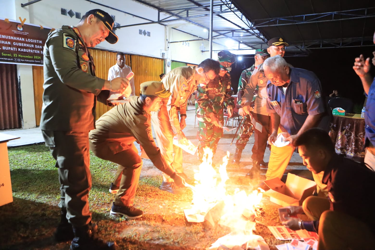 Pemusnahan surat suara oleh KPU Kabupaten Sarmi yang disaksikan oleh Forkopimda Kabupaten Sarmi dan sejumlah pihak terkait, Selasa (26/11/2024).&nbsp;humas dan protokoler