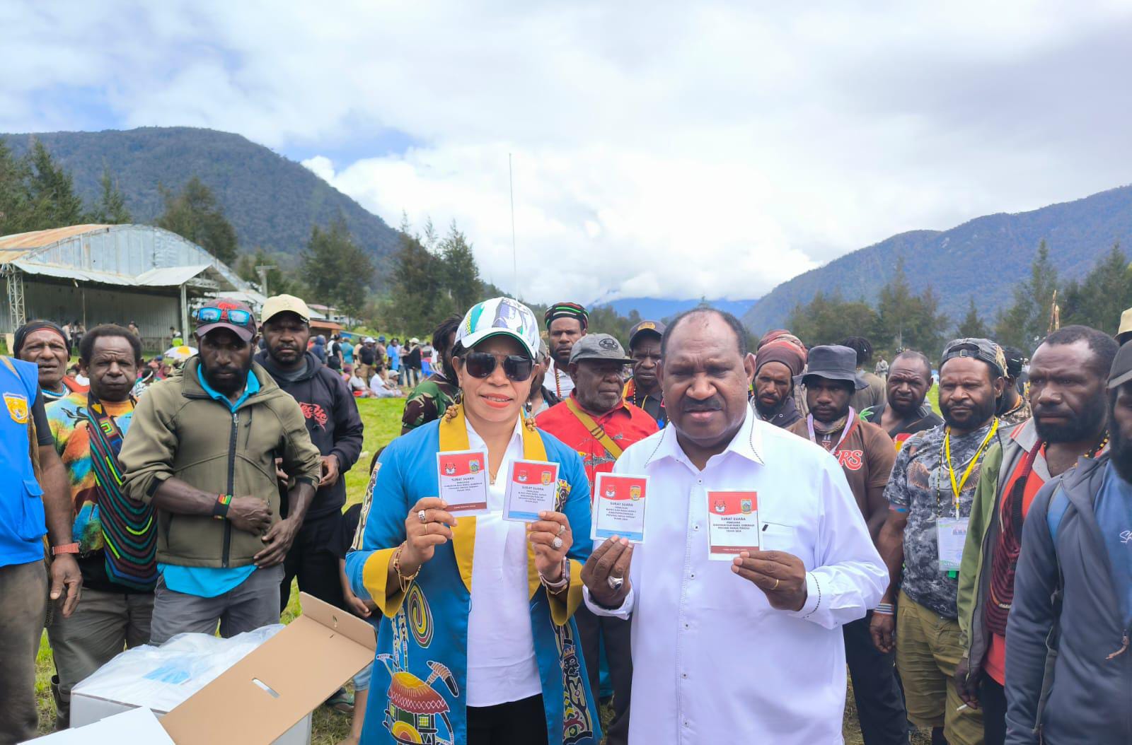 Calon Gubernur Provinsi Papua Tengah Willem Wandik, ditemani sang istri Elpina K Wandik, saat menyalurkan hak politiknya dengan melakukan pencoblosan di kampung halamanya di Kabupaten Puncak.