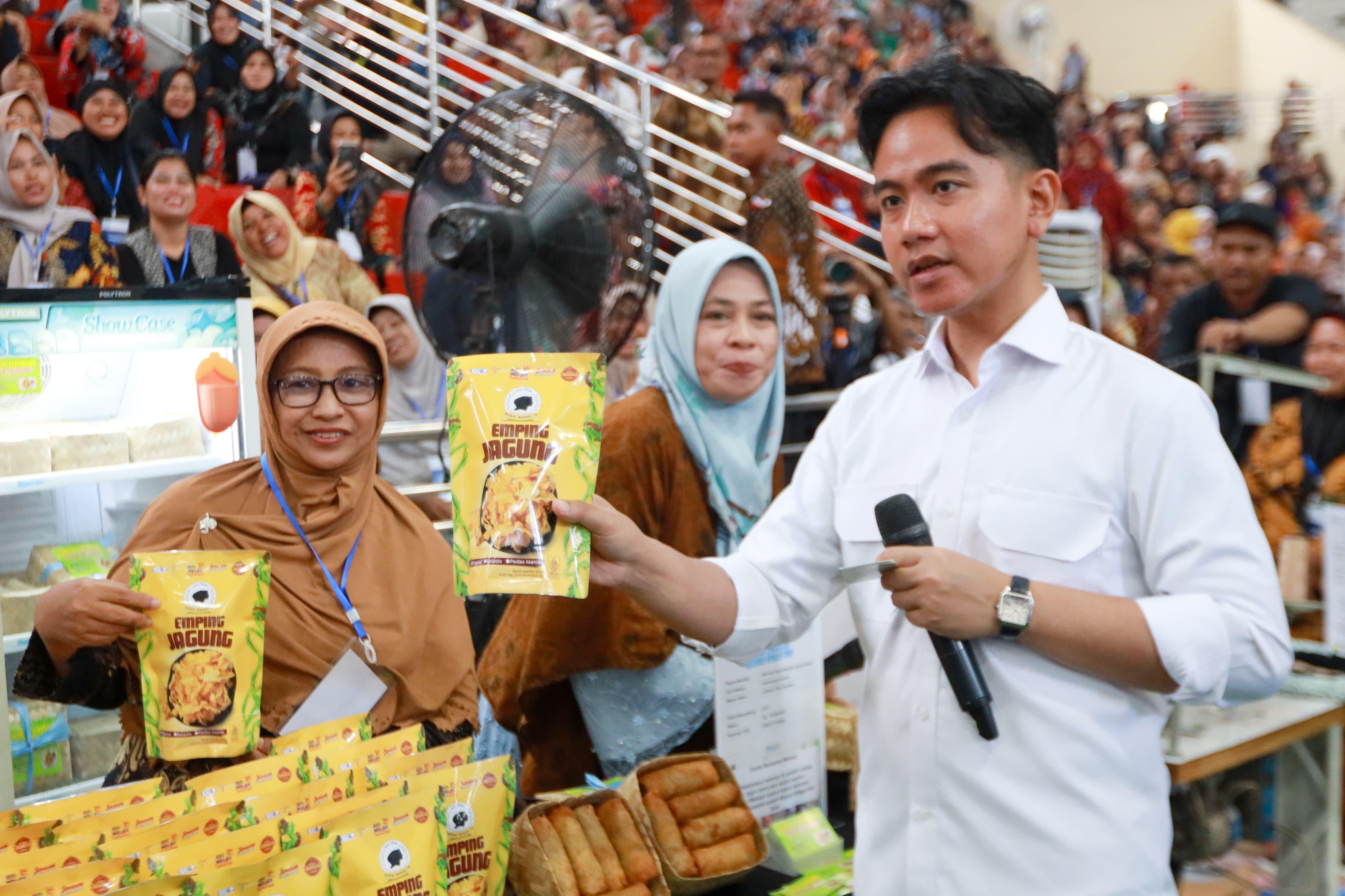 Gibran Rakabuming, Wakil Presiden Republik Indonesia, membuat kejutan dengan memborong produk snack milik Rachma Widarti, salah satu nasabah PNM Mekaar.