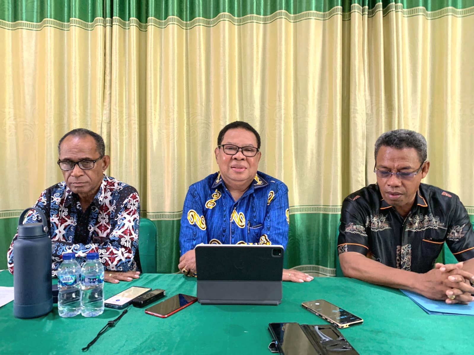 Ketua Sinode GKI di Tanah Papua, Pdt. Andrikus Mofu, Mth (tengah) didampingi wakil ketua II BPS GKI, Pdt. Gustaf Wutoy Mth, (kanan) & Wakil Sekretaris BPS GKI,Pdt. Hendri Kakiay (kiri) saat jumpa pers