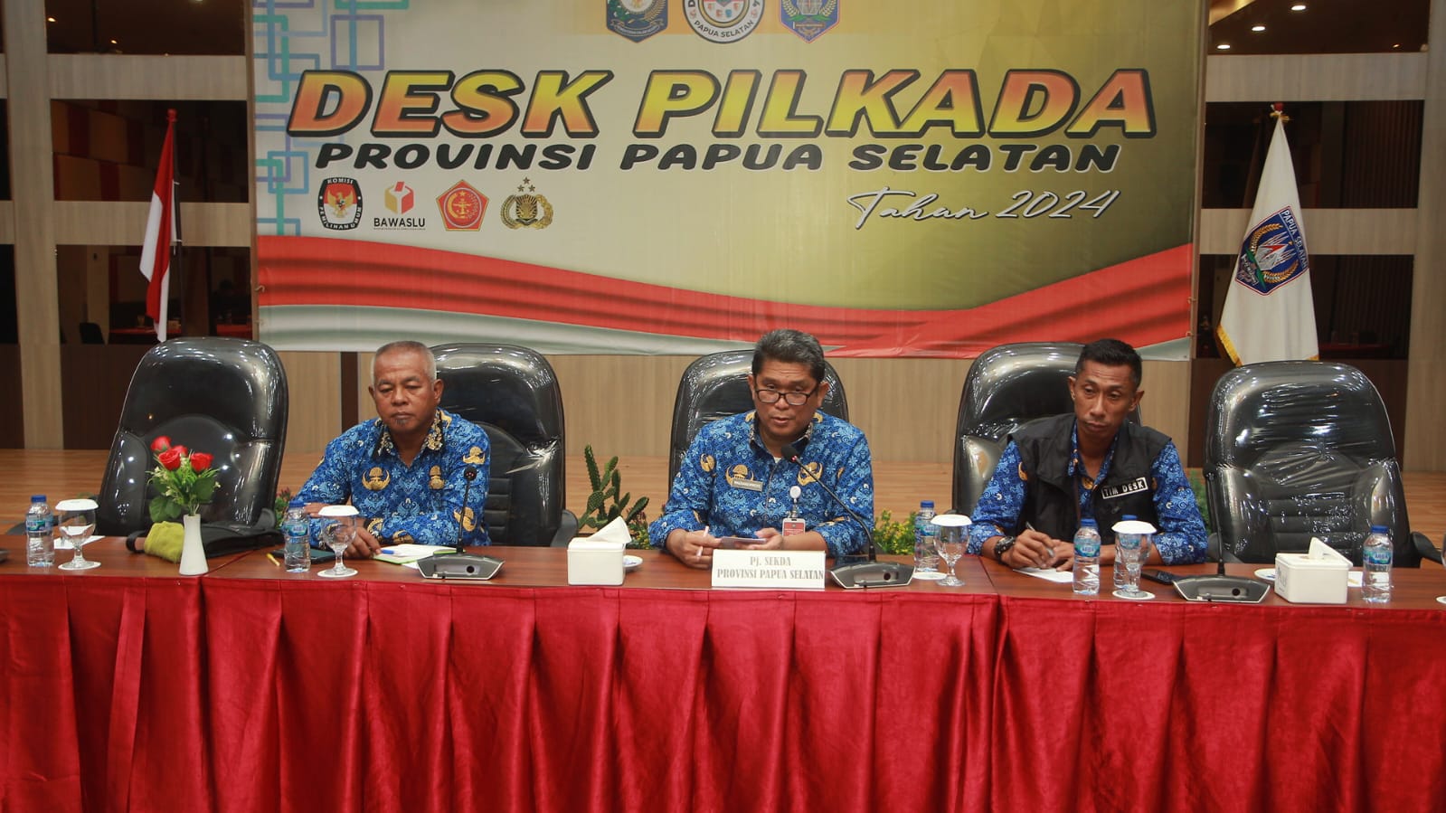 Pj Sekda Papua Selatan Drs. Maddaremmeng saat zoom meeting dengan Sekda Mappi di Deks Pilkada Papua Selatan, Jumat (28/11/2024). (CENDERAWASIH POS/Yulius Sulo)