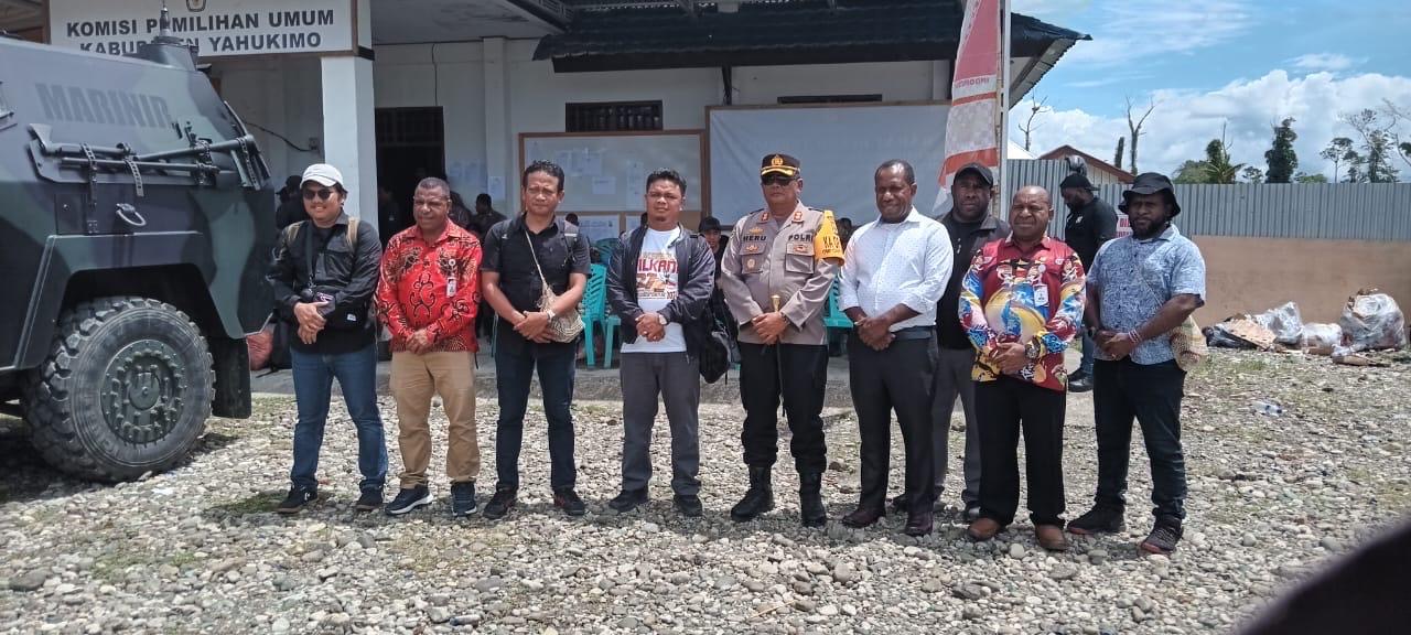 Komisioner KPU Papua Pegunungan Kordiv SDM Adi Wetipo saat foto bersama dengan Komisioner KPU, Kapolres Yahukimo.