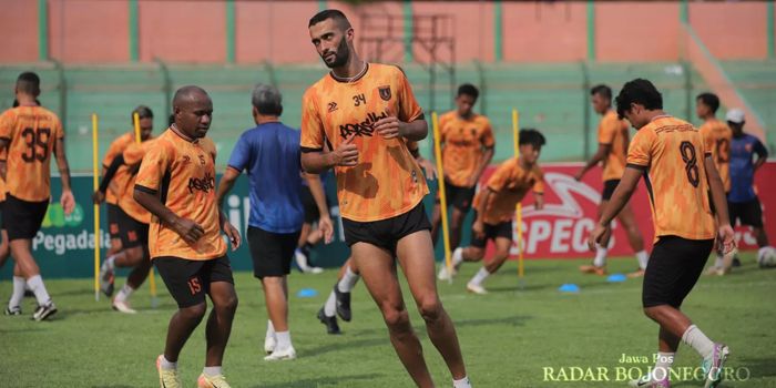 Striker Persibo Enzo Celestine latihan bersama rekan-rekannya.