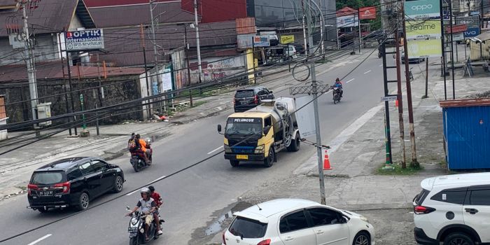 Jalan Budi Utomo Timika. (CENDERAWASIH POS/MOH. WAHYU WELERUBUN).