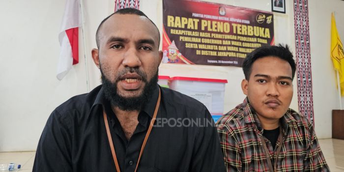 Ketua PPD Jayapura Utara, Melky Sato didampingi Anggota Panwas Distrik Jayapura Utara, Muhammad Iksan saat memberikan keterangan pers. (HANS PALEN/CEPOSONLINE.COM)