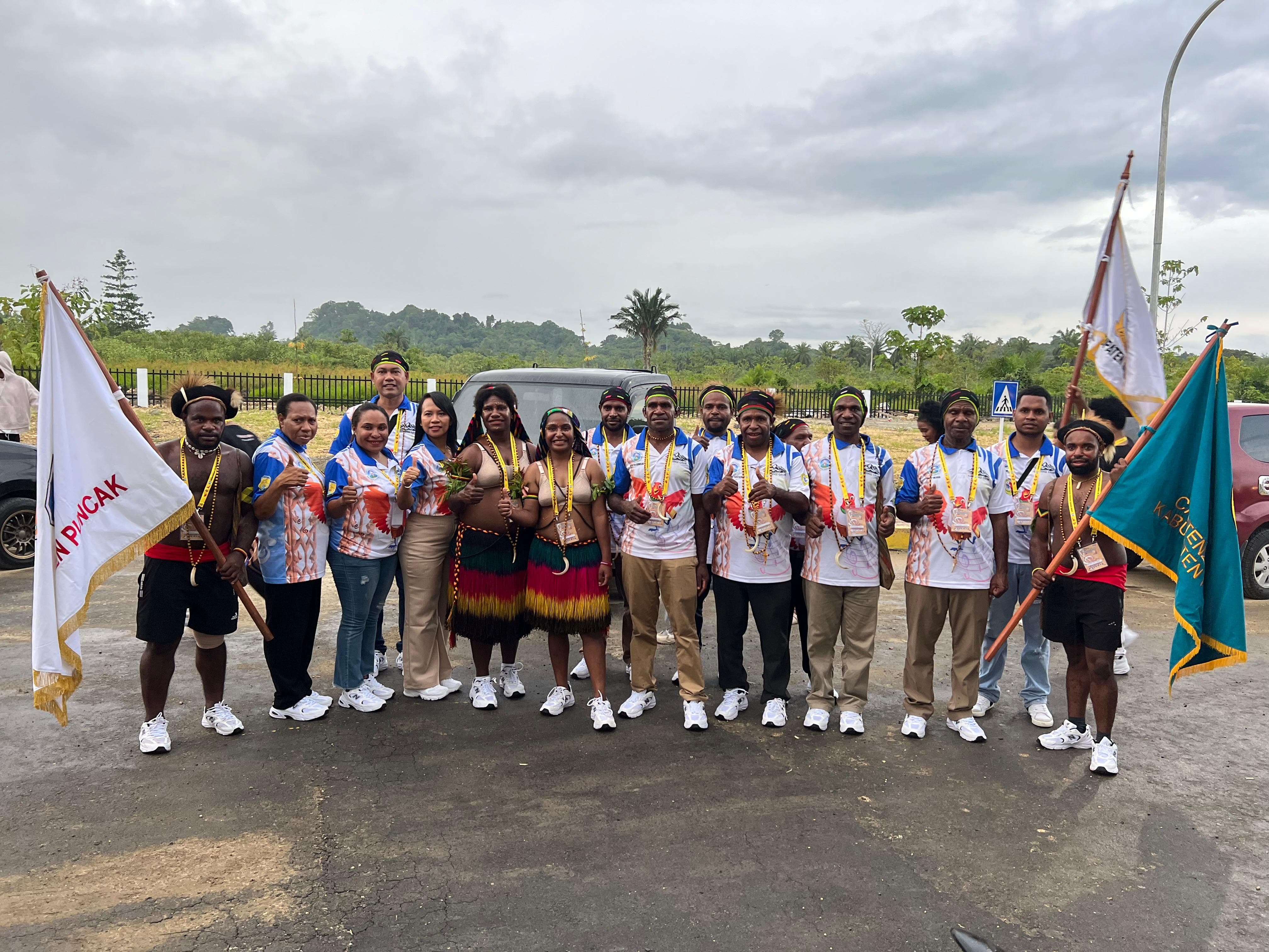 Perwakilan kontingen Kabupaten Puncak saat mengikuti pembukaan Pesparawi XIV di GOR Girgura Kensuwri, Kabupaten Keerom, Senin (2/12/2024). Erianto / Ceposonline.com